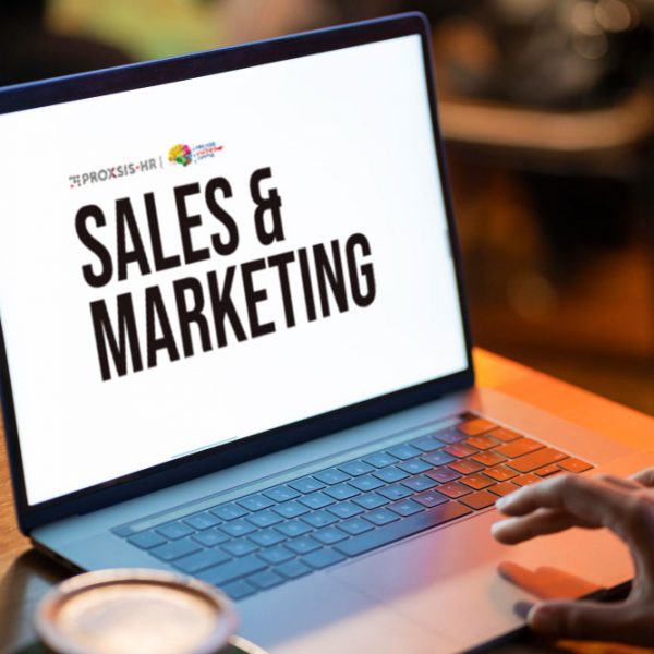 Penjelasan mengenai perbedaan antara sales dan marketing.
