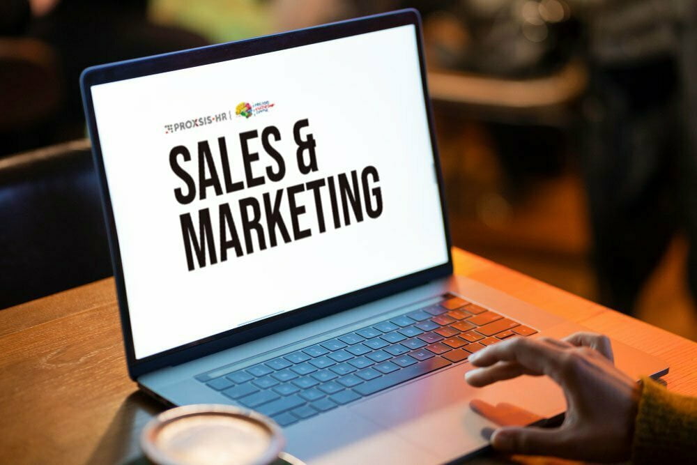 Penjelasan mengenai perbedaan antara sales dan marketing.